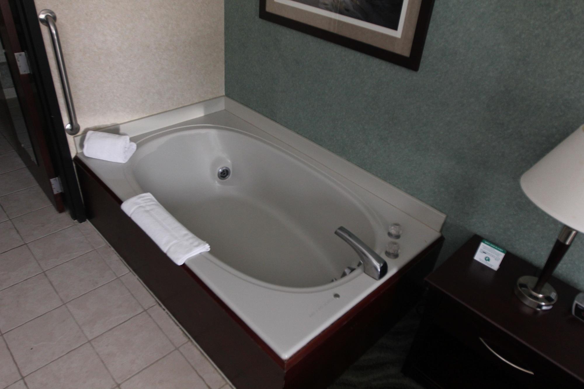 Days Inn & Suites By Wyndham Rochester Hills Mi Exterior photo