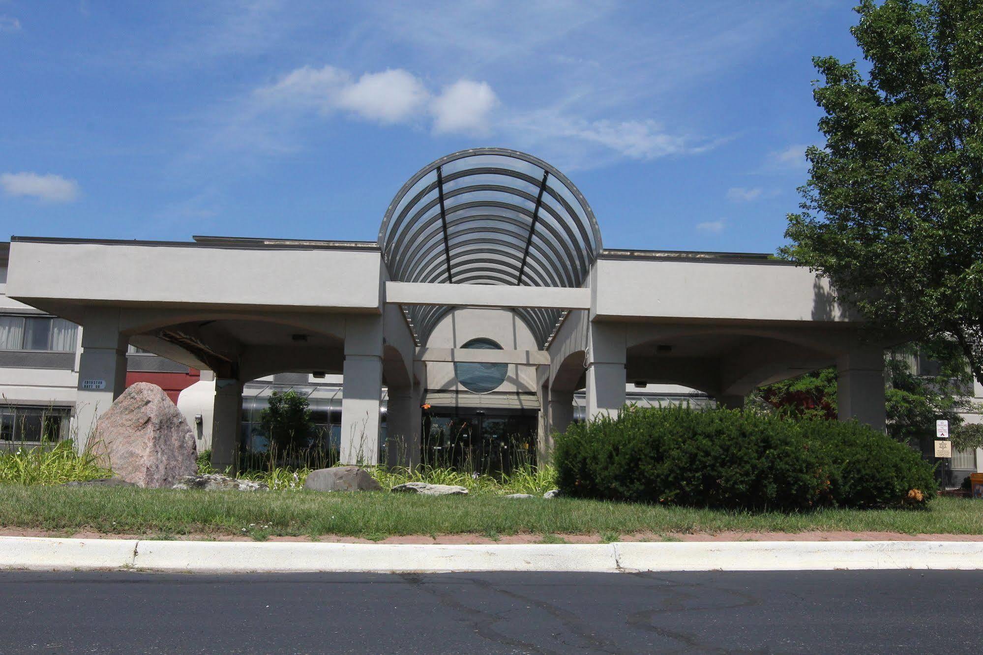 Days Inn & Suites By Wyndham Rochester Hills Mi Exterior photo