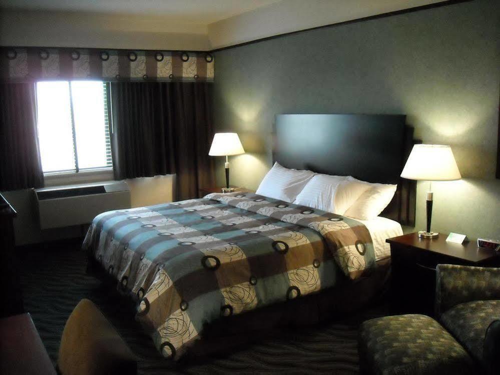 Days Inn & Suites By Wyndham Rochester Hills Mi Exterior photo